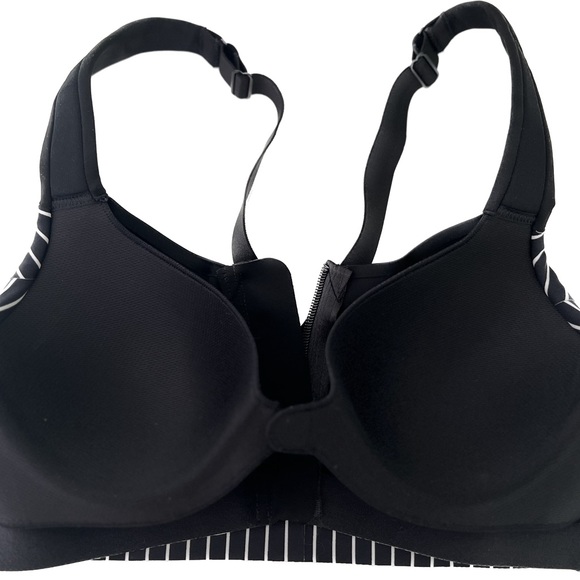 Victoria’s Secret Sport Bra🌸🌸 - Picture 3 of 5